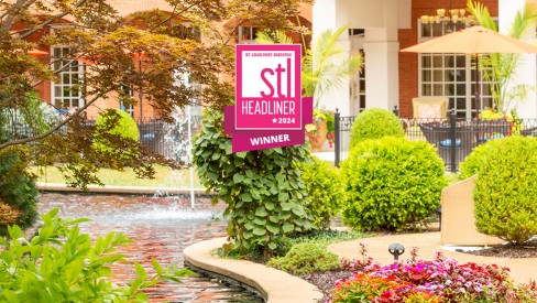 Outdoor seating area with the 2024 STL Headliner award badge.